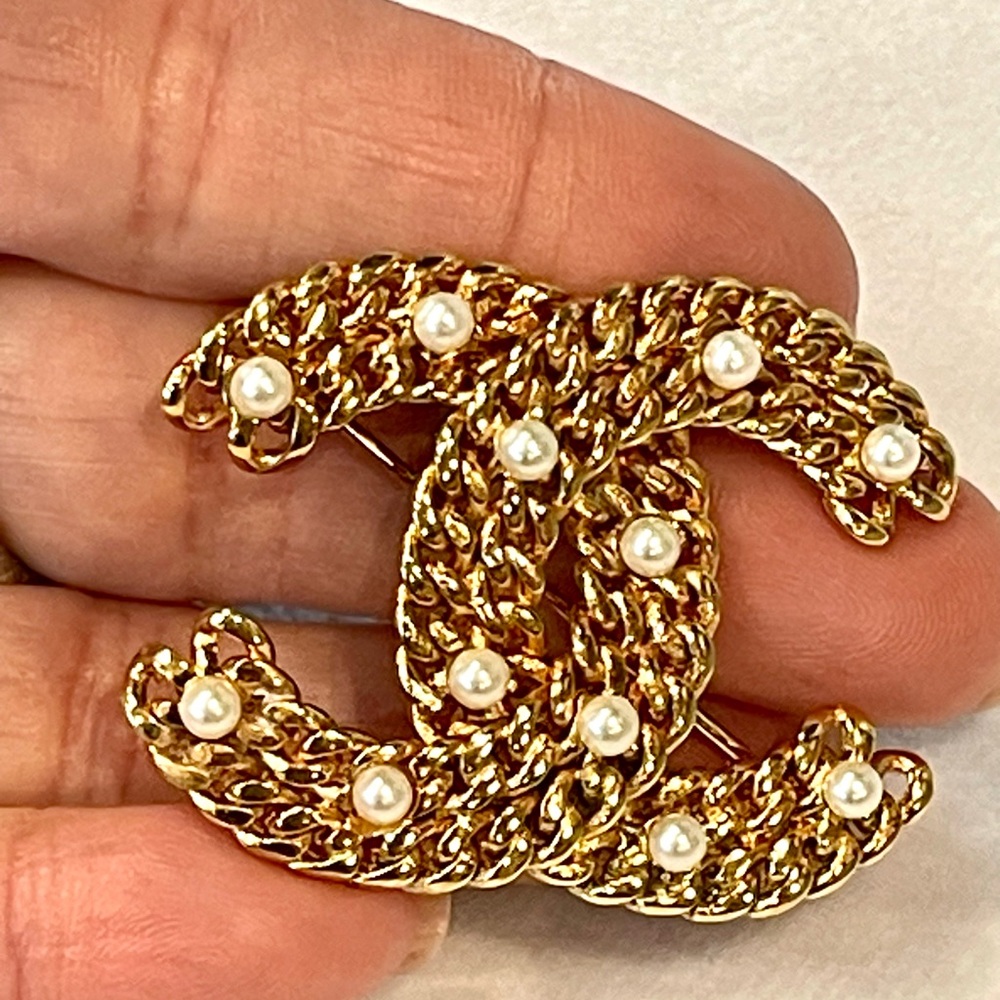 CHANEL chain link and faux pearl brooch, signed, never worn,  box&case, like new - Picture 11 of 14